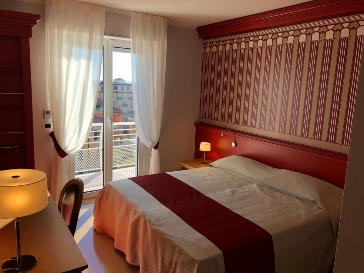 Mh Hotel Вараце Екстериор снимка