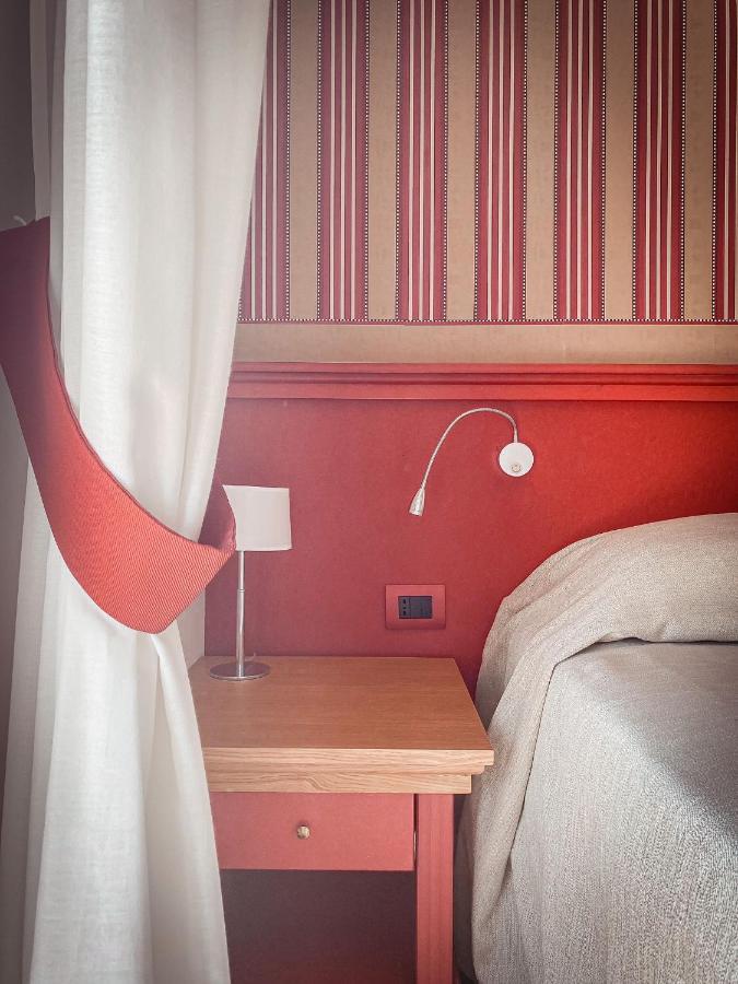 Mh Hotel Вараце Екстериор снимка