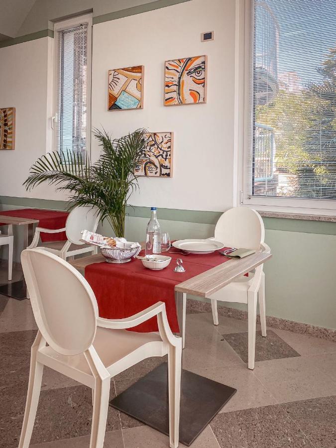Mh Hotel Вараце Екстериор снимка