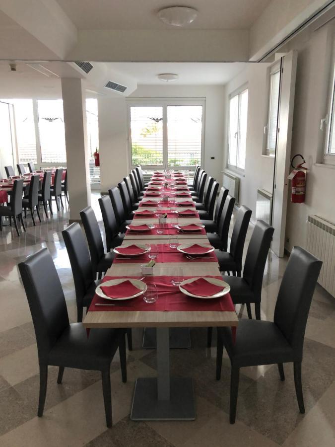 Mh Hotel Вараце Екстериор снимка