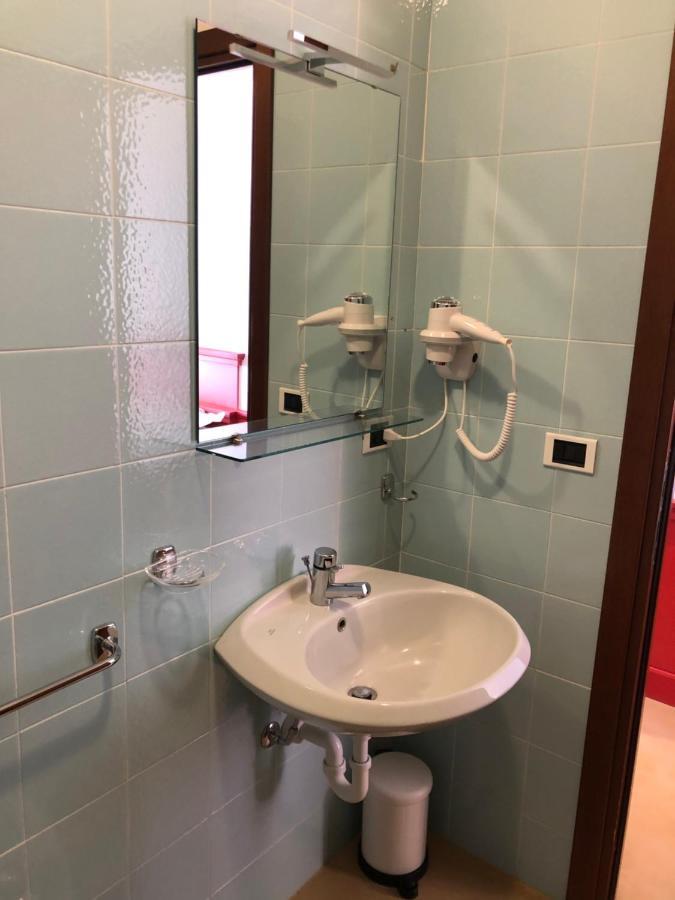 Mh Hotel Вараце Екстериор снимка