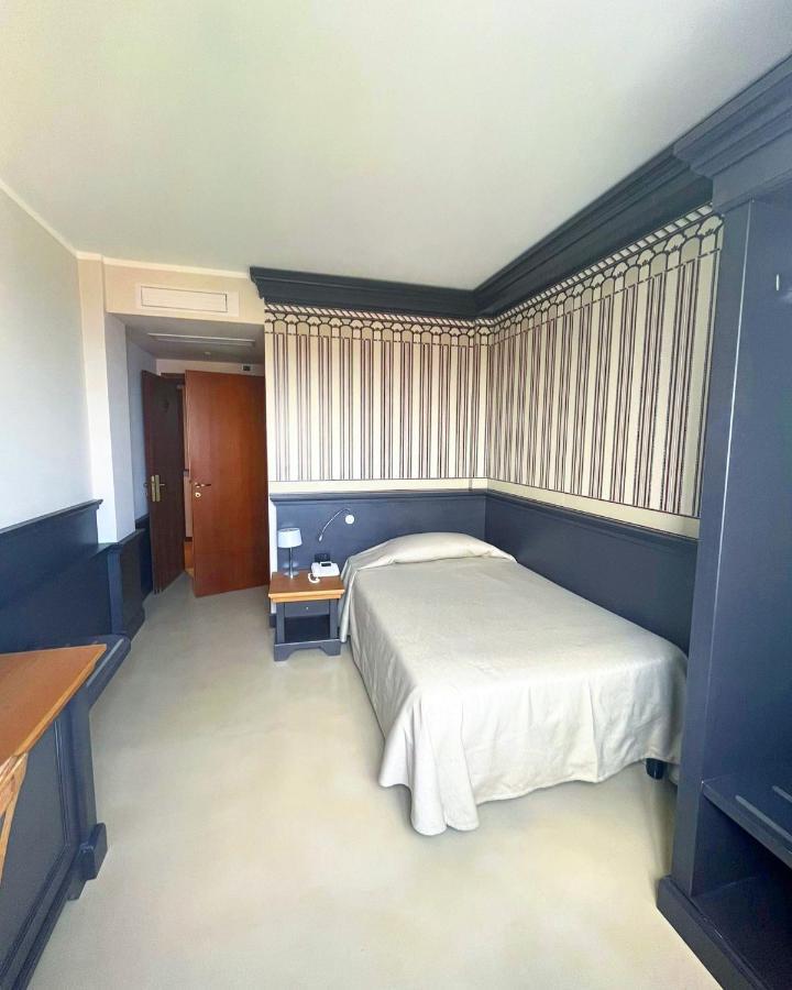 Mh Hotel Вараце Екстериор снимка