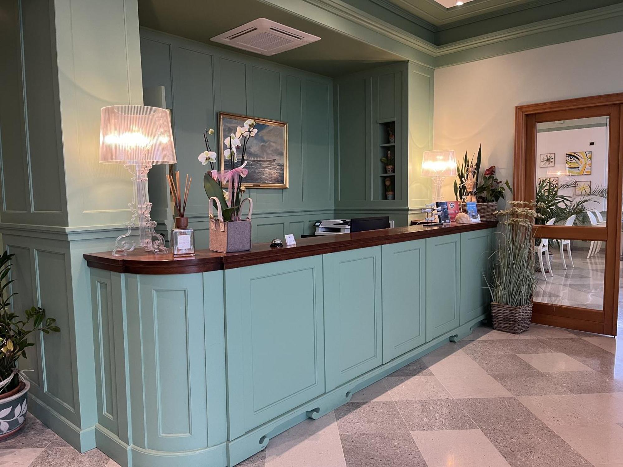 Mh Hotel Вараце Екстериор снимка