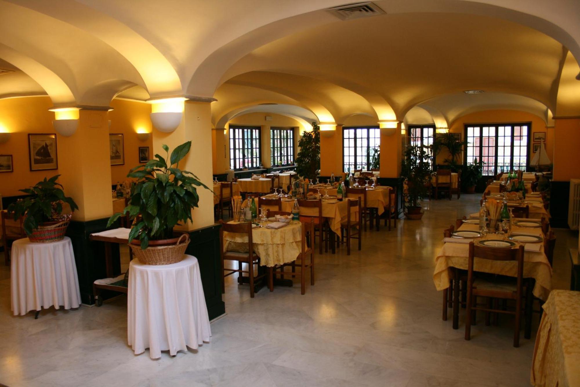 Mh Hotel Вараце Екстериор снимка