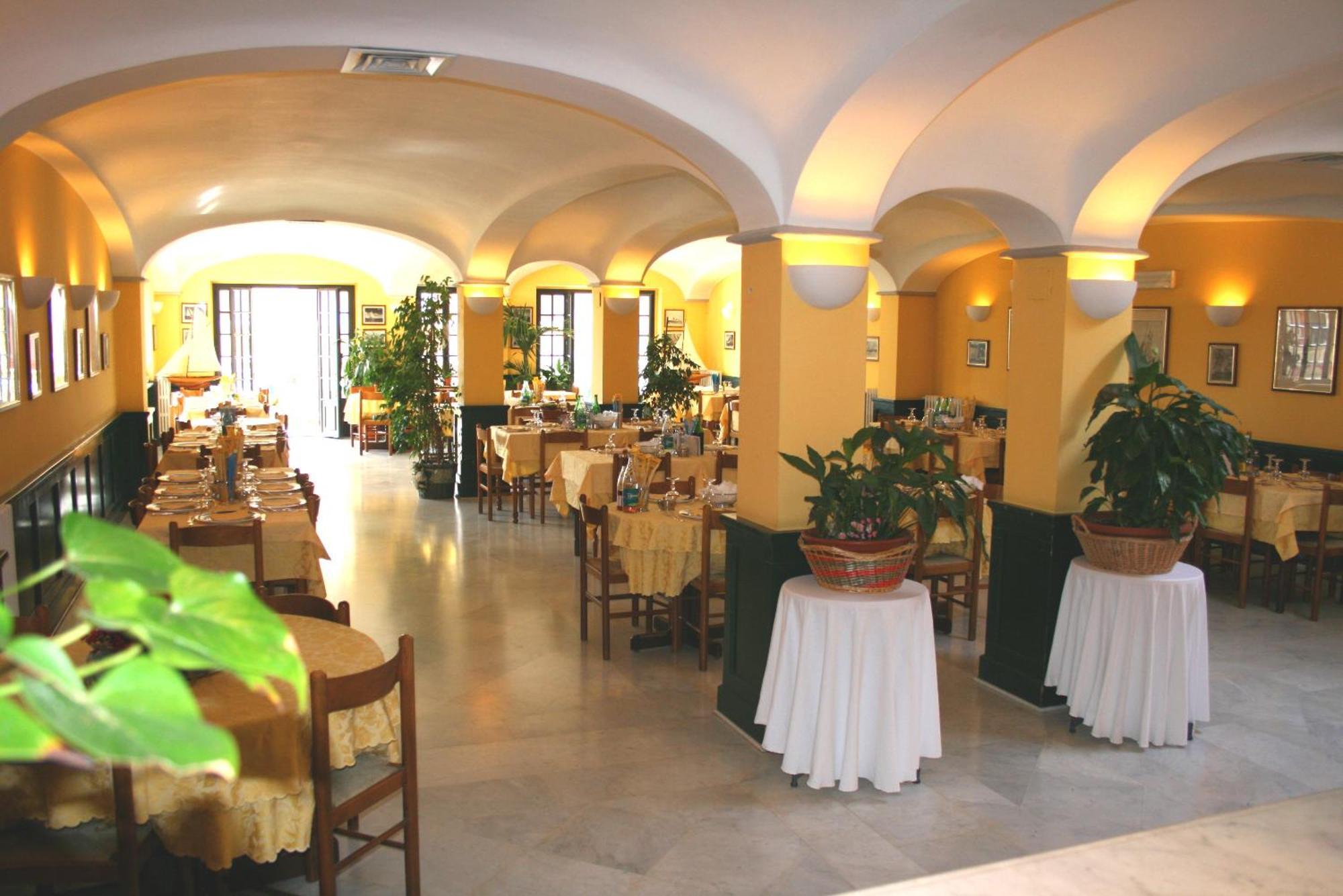 Mh Hotel Вараце Екстериор снимка